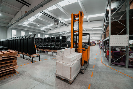 工廠物流的“隱形翅膀” 叉車背景下的貨物運輸與打包服務一體化