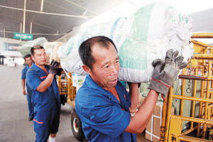高溫下，追著火車(chē)跑的搬運(yùn)工 每天裝卸600行包，用汗水保運(yùn)輸暢通
